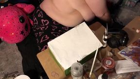 Hot artist paints boobs while talking about porn in French