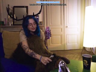 La fille timide aux cheveux bleus veut ta queue pour la soirée - Francaise Roleplay Poilue