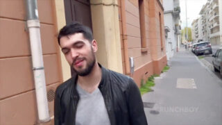 Hardkorowi francuscy przystojniacy uprawiają seks bez zabezpieczenia: owłosione kutasy, głębokie fellatio i wybuchowe wytryski