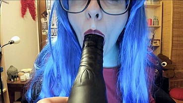 Girl playing online puts big black cocks in her ass