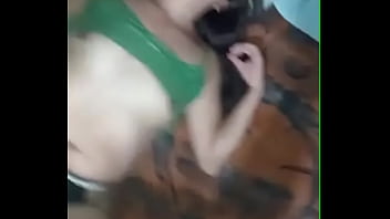 Me modela antes de dormir y terminamos cojiendo