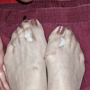 Cum on nylon feet