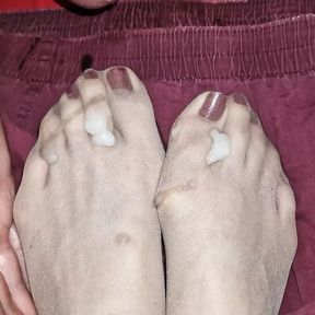 Cum on nylon feet