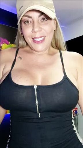 ven y disfruta como juego con mis bragas