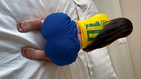 Minha esposa gostosa vestida com a camisa da sele&ccedil_&atilde_o do Brasil. CasalCulto2015