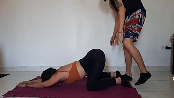 hermanastra hace yoga mientras su hermanastro de polla grande la espiaba y se la terminan follando duro por el co&ntilde_o - porno en espanol