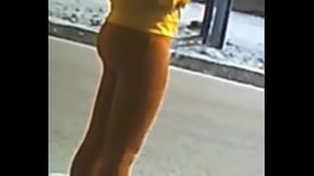 Culito esperando el carro.