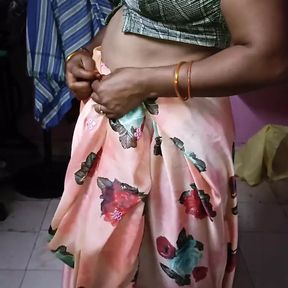 South Indian Bhabhi Enjoying with Vegitable