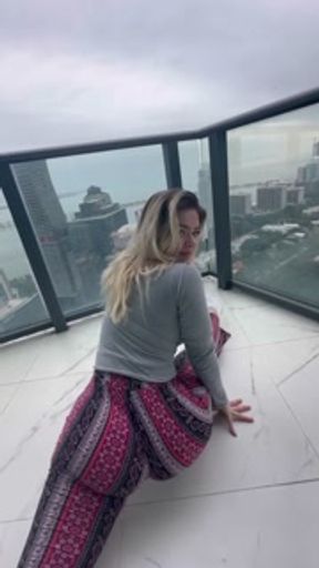 Cute blonde teen big ass twerk