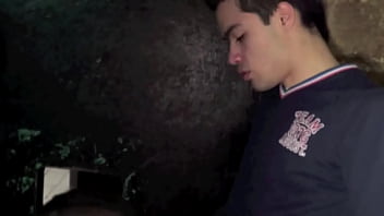 minet de 20 ans attend sur un sling de se faire baiser le cul par ses potes