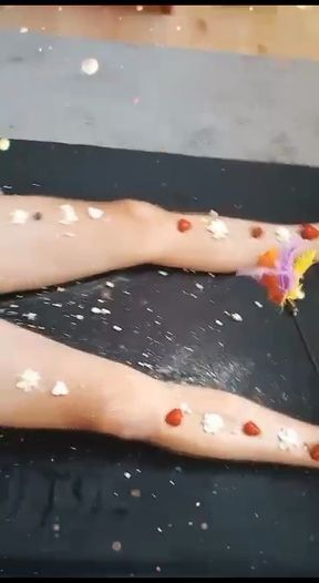 Yummy sploshing aka food play