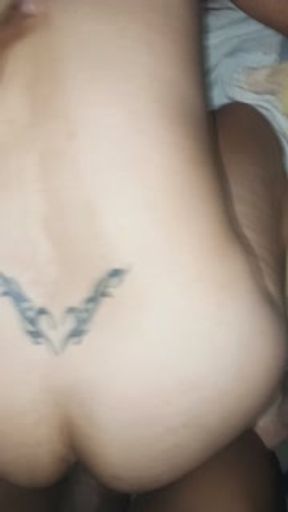 Me deja jugar con su culito para complacerme