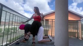 Miss Rose usa il suo schiavo come sedia umana