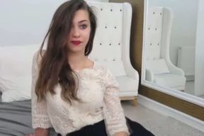 Gorgeous looking like a model webcam brunette sexpot loves petting her twat