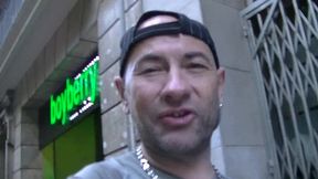 deux mecs baisent sans capote au boyberry de madrid