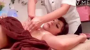 Bebé Japonesa Asiste A Masaje y Desea Un Rico Pene