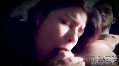 Mi amiga se mete a mi cuarto a escondidas para chuparme la polla.