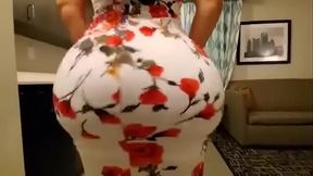 Nalgona en vestido floreado