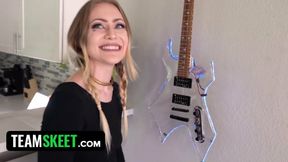 Gorgeous Babe Pussy Drilled Deep