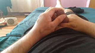 巨根のアマチュアゲイはハードコアな射精の前に激しい手コキでモンスターチンポをオナニーします