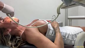 MILF peituda paga a consulta no dentista com a buceta e o cuzinho todo molhado &ndash_ Fabi Drumond