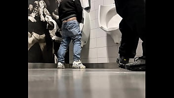 A day at the shopping center&#039_s public toilets