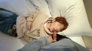 Ansiktsprut, par, fötter, barbacka, kyssar – amatör unga asiatiska homosexuella slynor knullar analt