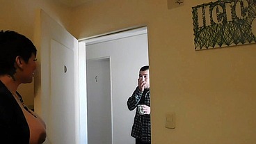 VOY A PEDIR UNA TAZA DE AZUCAR Y LA VECINA RESULTO TERRIBLE PUTA