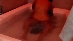 Jovencita culona le da la mejor cogida en el jacuzzi del motel en un final