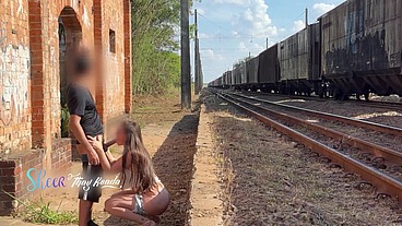 Casal muito safado fazendo sexo ao lado do trilho do trem