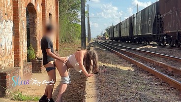 Casal muito safado fazendo sexo ao lado do trilho do trem