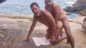daddy argentino levando porra no cu na praia de florianopolis