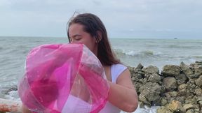 NICKY VISITA LA PLAYA CON SU JUGUETE FAVORITO