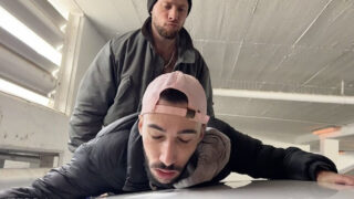 Twinks Arab amatur muda dengan badan berbulu memberikan hisap zakar yang ceroboh dan mengambil zakar besar tanpa kondom sebelum menelan banyak