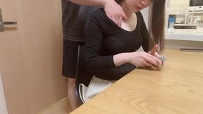 爪の手入れしてるセクシーな彼女の巨乳の胸を揉みまくる
