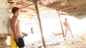 Muscular hunk catches skinny twink jerking off outdoors and joins him for a mutual cumshot