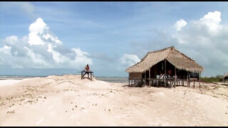 Duro sexo anal con una polla grande para las zorras Zafira y Mona Liza después de un 69 apasionado y una garganta profunda al aire libre