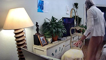 Carlatx barefoot and with a cucumber up her ass