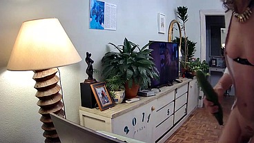 Carlatx barefoot and with a cucumber up her ass