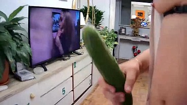 Carlatx barefoot and with a cucumber up her ass