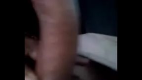 Carreteiro mostrando o cacete na boleia do Caminh&atilde_o