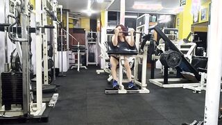 SEXY WORKOUT OF BICEPS OF THE BEAUTY CUTIE cougar