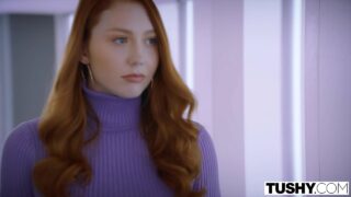 Рыжая девушка трахается в жопу