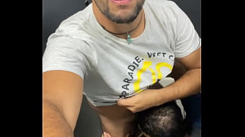 Casados fazendo sexo no banheiro publico enquanto aguardam o pr&oacute_ximo trem.