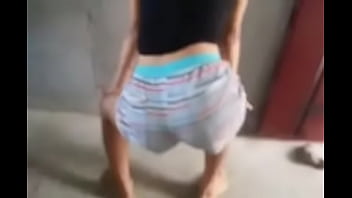 Joven bailando muy sexy