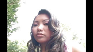 De Aziatische schone Lana Croft krijgt een enorme BBC diep in haar strakke kont.