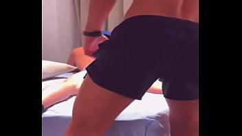 Pongo a mamar a mi compa de cuarto despues de muchos tragos en la fiesta del vecino