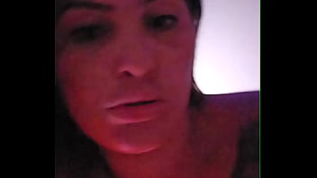 Ruiva vai no swing com sua amiga safada escondida do marido e chupa v&aacute_rias pica no gloryholi
