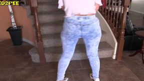 amatuer milf pees her tight jeans in pleasure