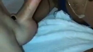 Garota gostosa recebe uma surra anal intensa em orgia selvagem